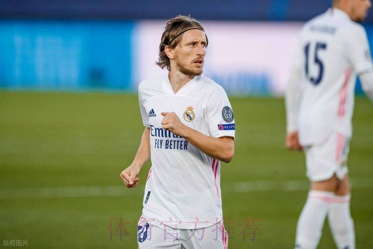 西媒:莫德里奇接受降薪 皇马改变态度可能和他续约